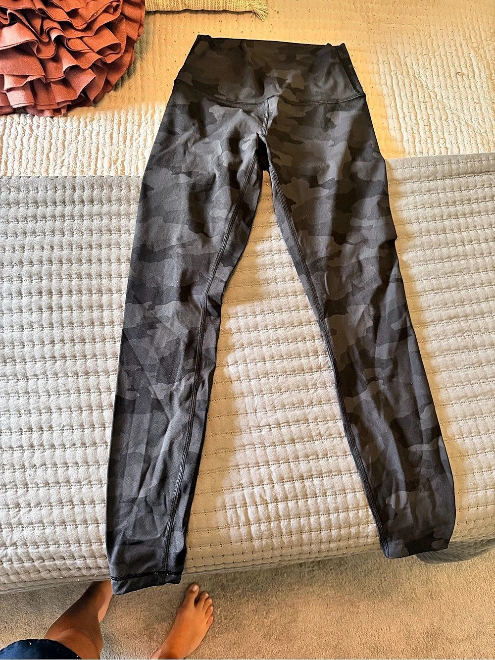 lululemon Camo Leggings in Black Size 6